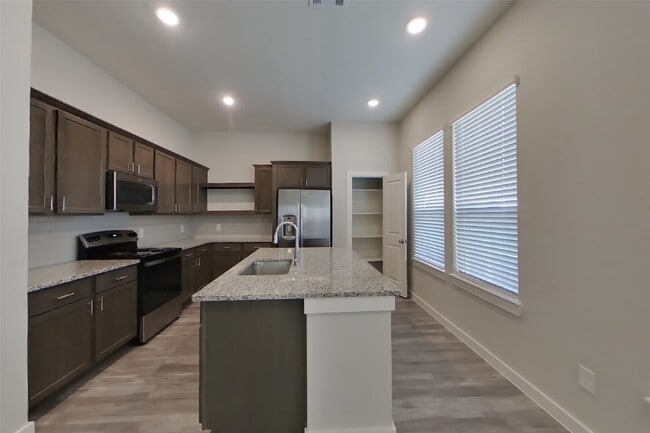 Building Photo - 9835 Willow Creek Commerce Dr