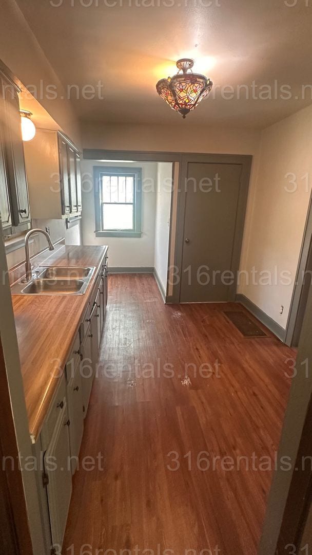 Building Photo - $799- 2 bed 1 bath - Single Family Home