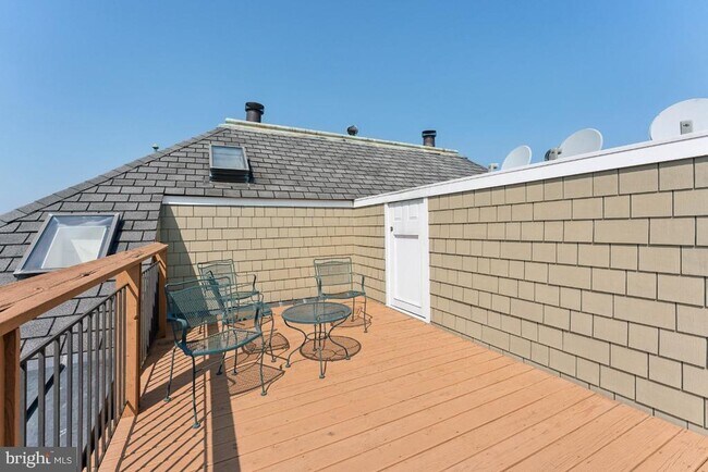 Building Photo - 902 D St SE