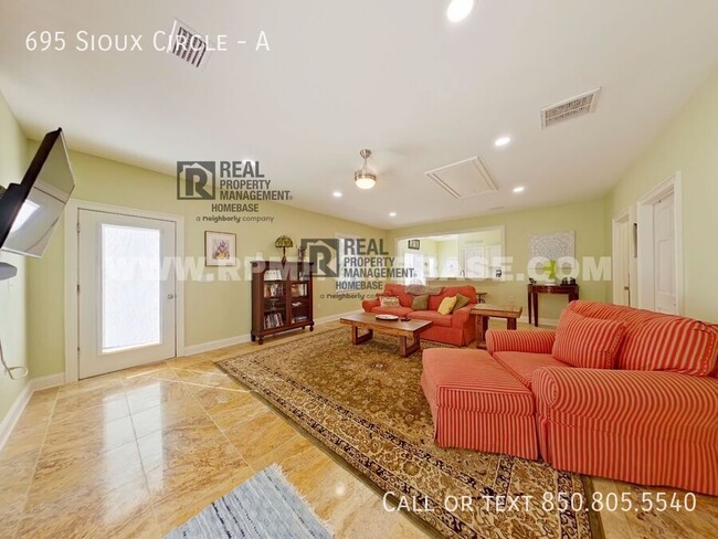 Building Photo - 695 Sioux Cir