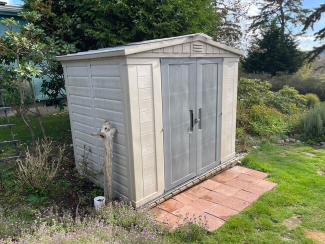 Building Photo - Remodeled Home Just Moments from Greenbank Farm!