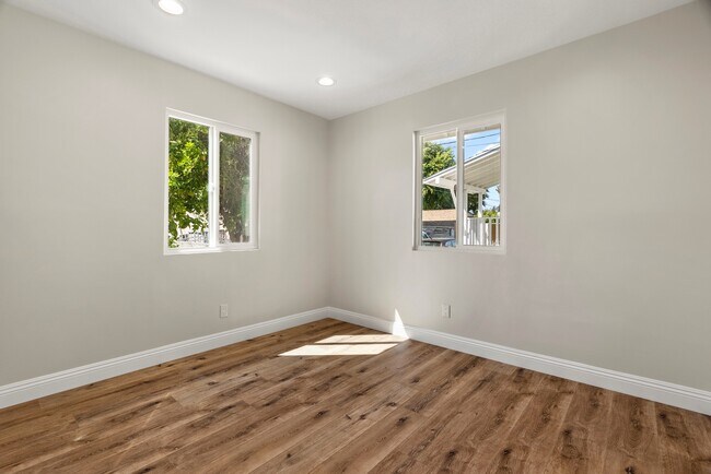 Building Photo - 749 N Wilton Pl