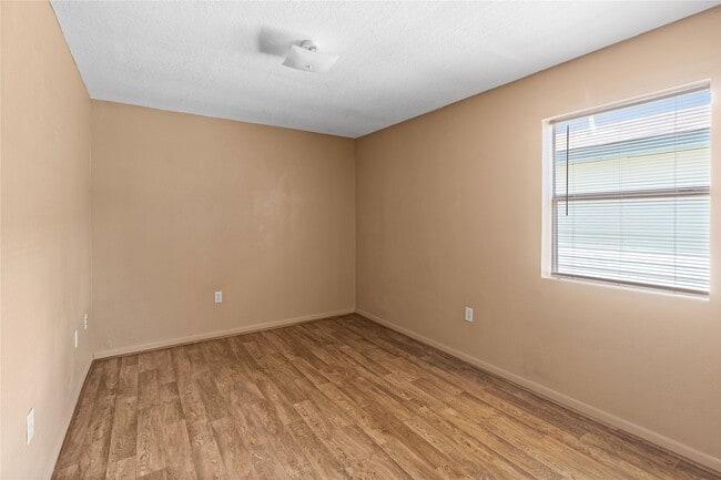 Building Photo - 2200 Peach Ave