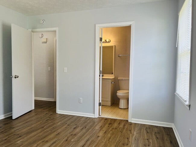 Building Photo - 104 Peachtree Ct