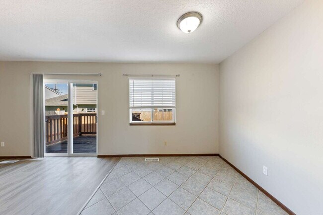 Building Photo - Spacious Townhome 3 Bedrooms plus office!