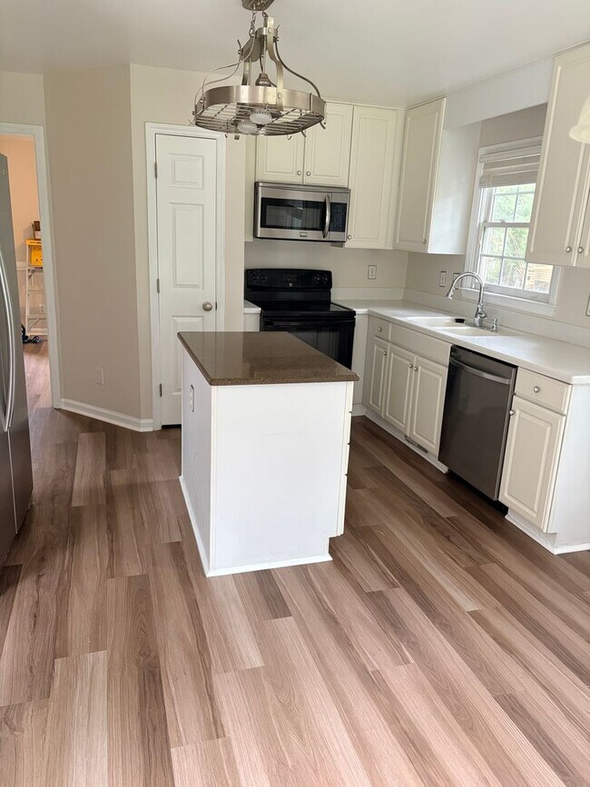 Building Photo - Beautiful 4 bedroom 2.5 bath on a quiet cul de sac in Davis Lake Subdivision