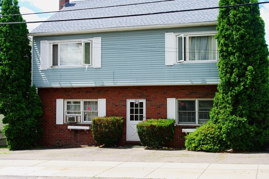 Building Photo - 682 Bennett St