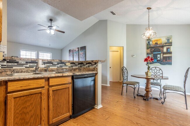 Building Photo - RENOVATED 3-BEDROOM IN NORTHWEST CROSSING
