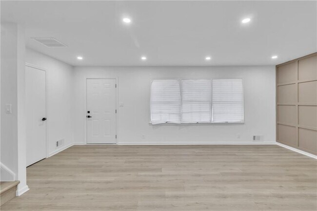 Building Photo - 3296 Columbia Woods Dr