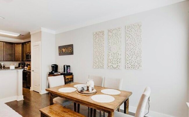 Building Photo - 731 Elmbrook Dr