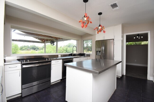 Building Photo - 6003 Long Leaf Dr