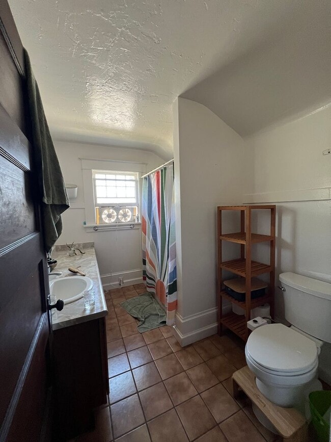 Building Photo - Charming 1910 Craftsman Home – 3BR/2BA + B...