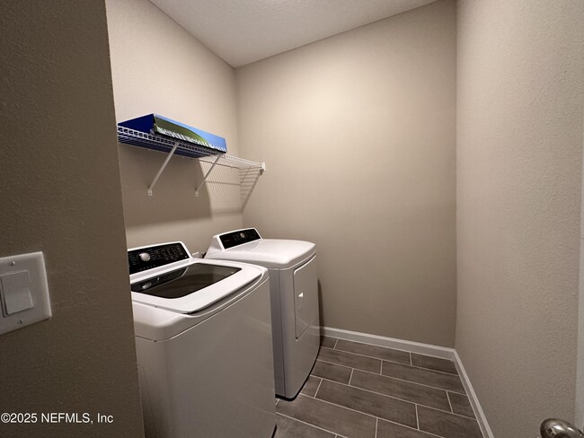 Building Photo - 3960 Cloverdale Ct