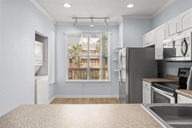 Building Photo - 860 N Orange Ave