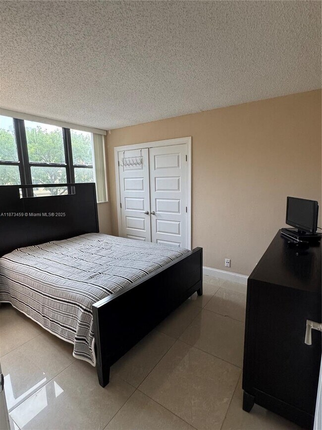 Building Photo - 2049 S Ocean Dr