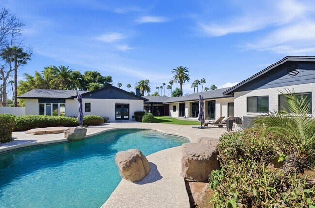 Building Photo - FULLY FURNISHED EXECUTIVE PHOENIX COUNTRY CLUB HOME IN GATED COMMUNITY