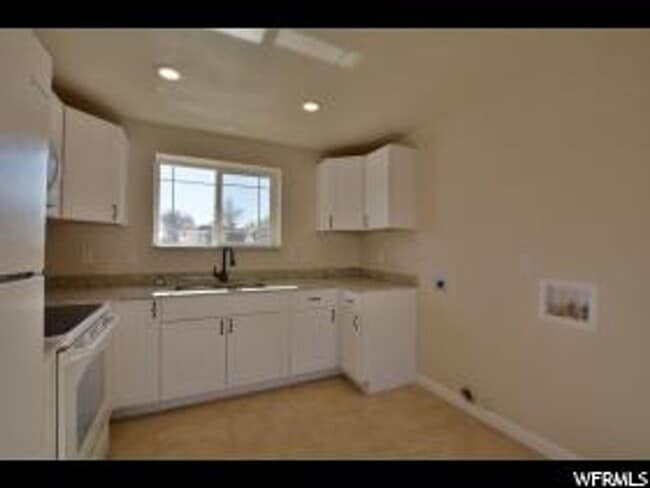 Building Photo - Renovated Duplex in Salt Lake City - GREAT...