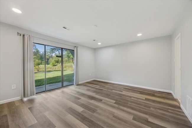 Building Photo - Available Immediately – Renovated 2B/1.5B ...