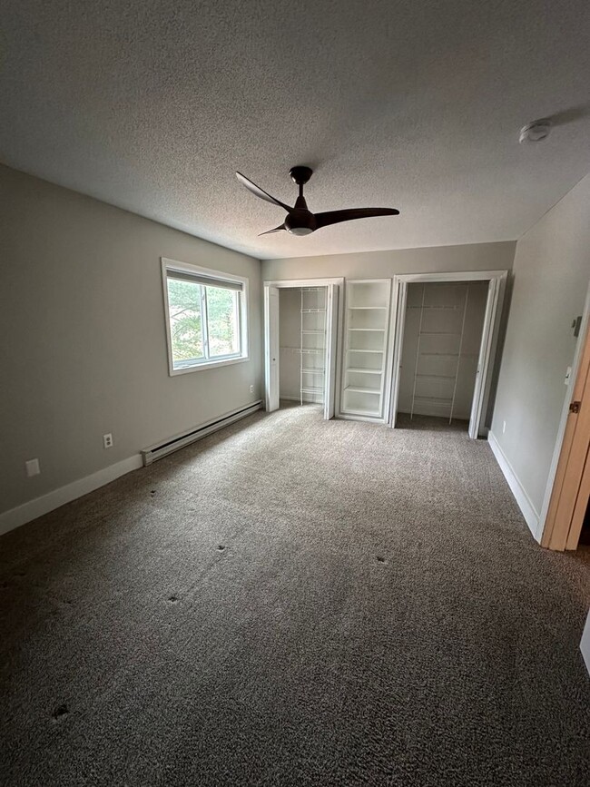 Building Photo - Large Two Story 2BD/1.5BA Townhome