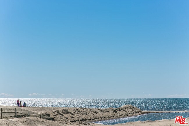 Building Photo - 723 Palisades Beach Rd