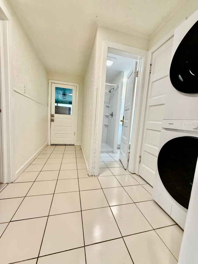 Building Photo - 3 Bdrm Close to Campus! Discount Rate of $1,500 from May-July, 2026.  August 2026 rate of $2,250!