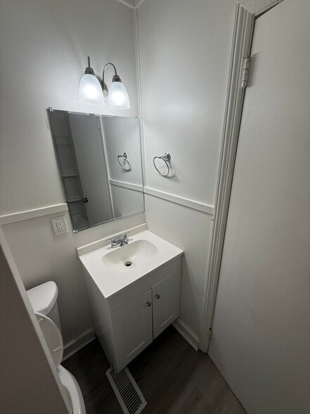 Building Photo - 605 Betty St