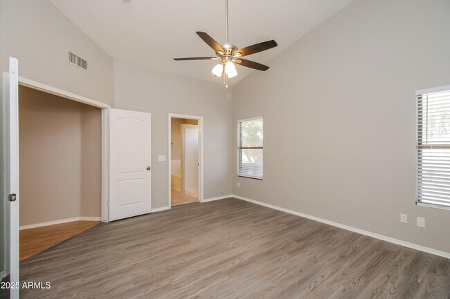 Building Photo - 588 E Devon Dr