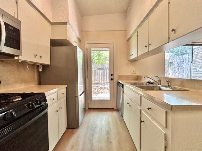 Building Photo - Bright and Spacious Single-Level Living in...