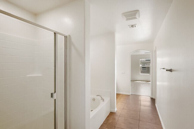 Building Photo - Nicely Upgraded Mountains Edge Gated Commu...