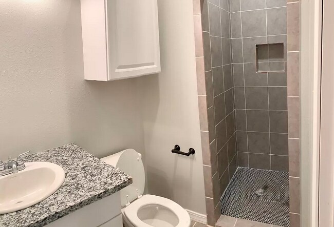 Building Photo - Beautiful Updated Duplex