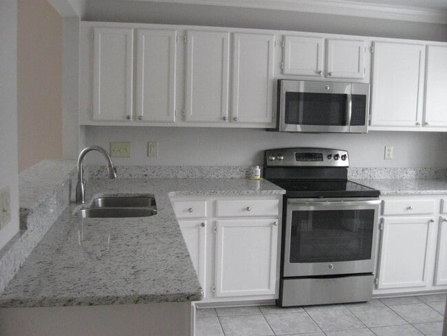 Building Photo - One Story Townhouse in Adams Farm