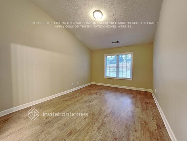 Building Photo - 2825 Maple Vista Ln SW