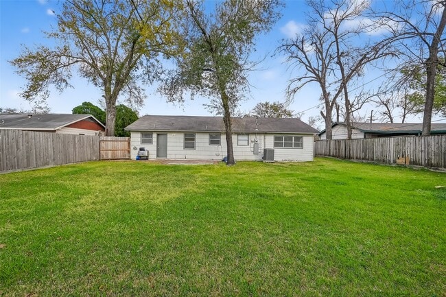 Building Photo - 2007 Antoine Dr