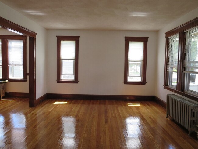Building Photo - 24 Colonial Ave