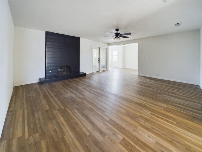 Building Photo - Spacious and Modern 3 bedroom Home with a ...