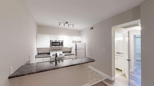 Building Photo - 3 bedroom/ 2 bath at University Towers - R...