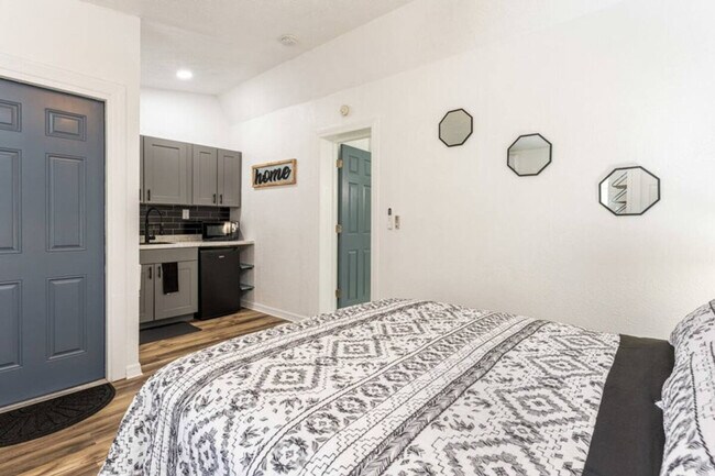 Building Photo - 2233 E Kaley Ave