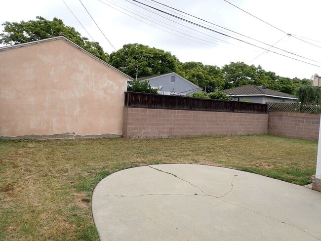 Building Photo - Single Family House in Desirable Neighborhood