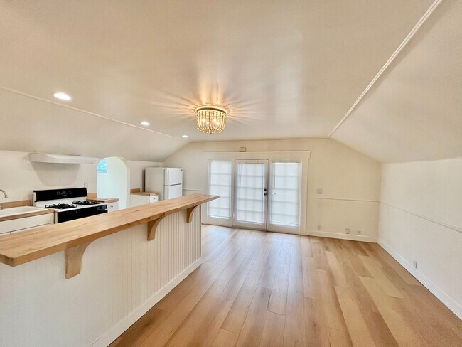 Primary Photo - Upstairs 2 Bedroom Apartment with Arched D...