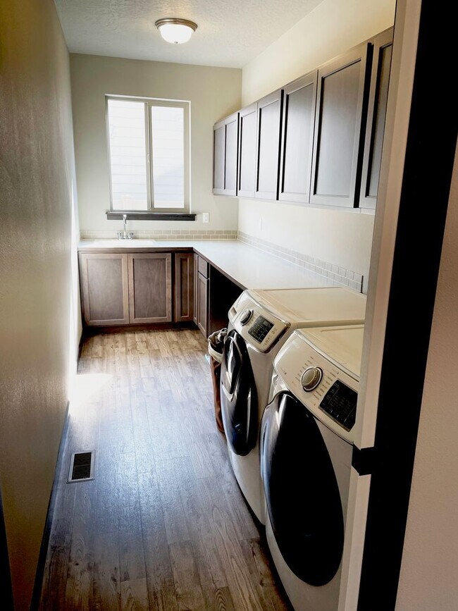 Building Photo - Beautiful 3 Bedroom, 2.5 Bath Two-Story Home with Office in Post Falls