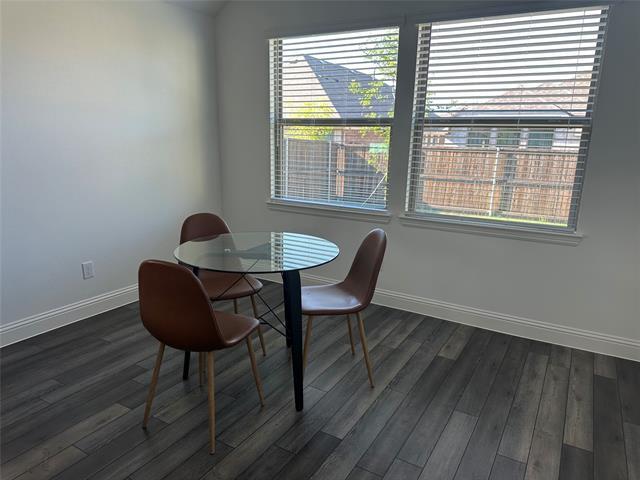 Building Photo - 3320 Oak Ln