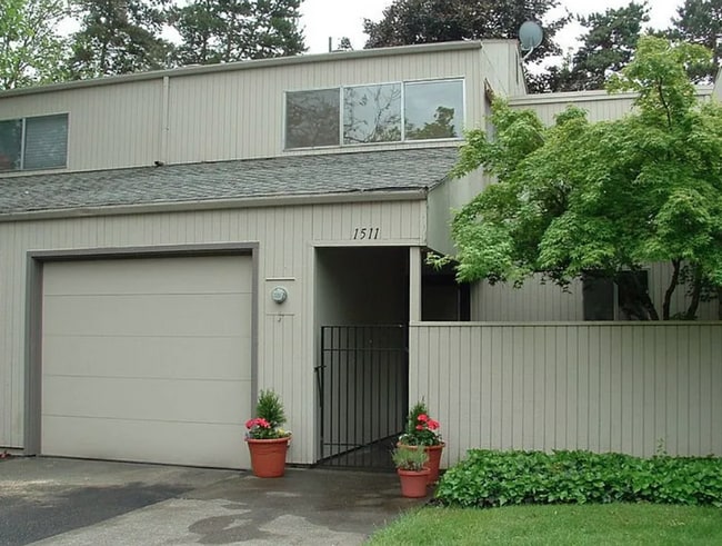 Primary Photo - Wonderful 2 Bed 1.5 Bath Townhome in Seclu...