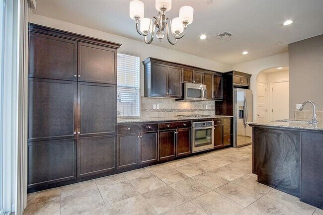 Building Photo - 1504 N Vanguard Way
