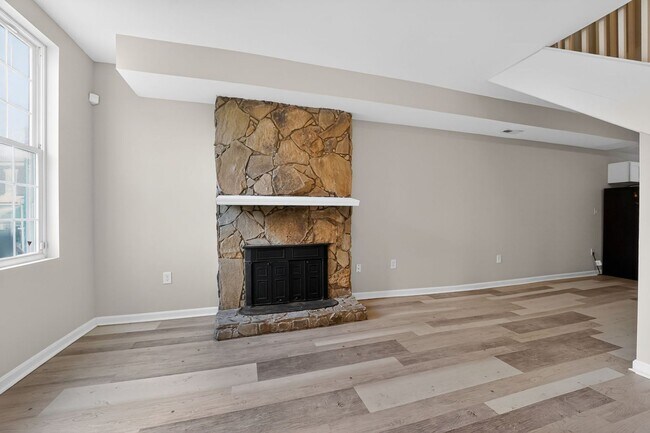 Building Photo - 2 bed 1.5 bath rowhome in Baltimore!