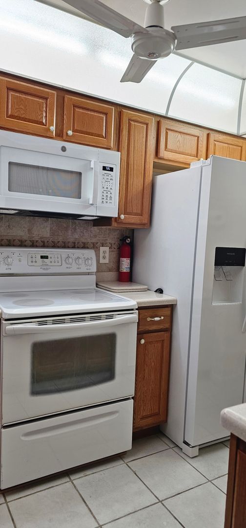 Building Photo - Riverfront Community Resort Style 2/2 Condo