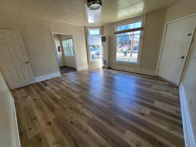 Primary Photo - 2415 Baker St