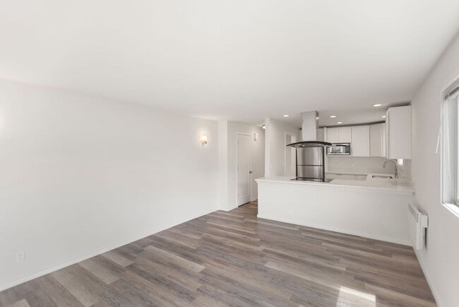 Building Photo - 211 3rd St S