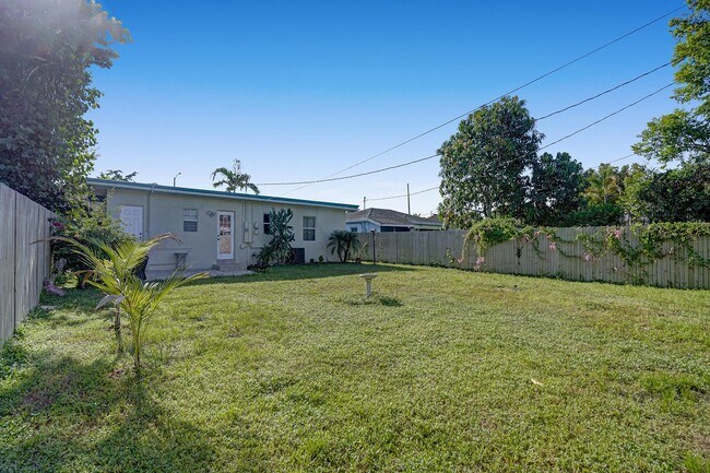 Building Photo - 1417 N Andrews Ave