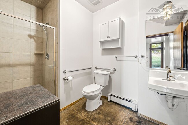 Building Photo - Bright Midtown Studio Loft