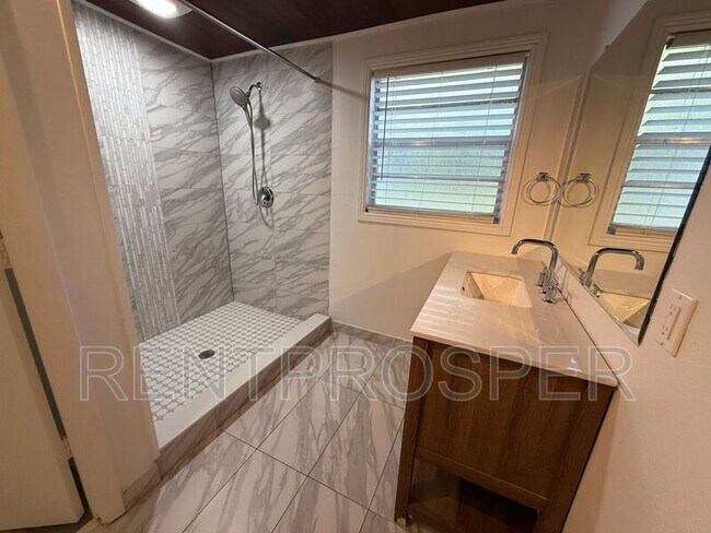 Building Photo - 1130 W Lake Brantley Rd